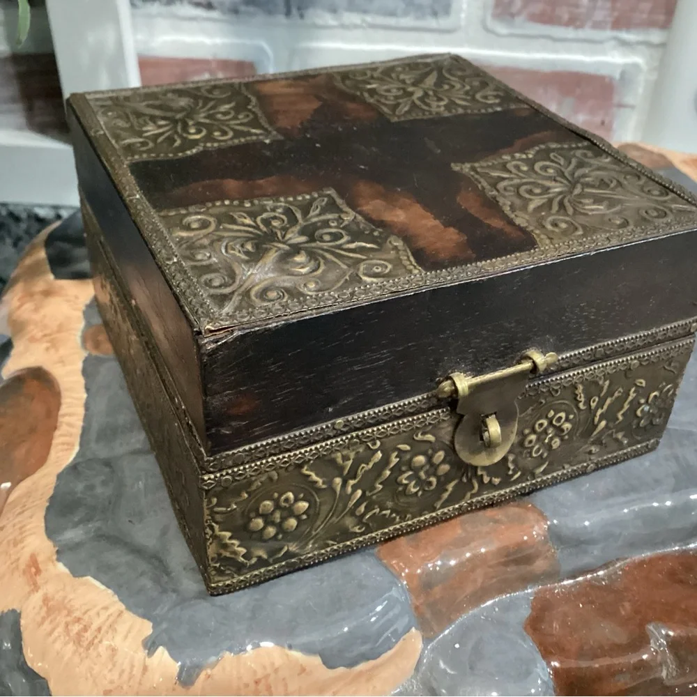 🟤 Vintage - Beautifully crafted solid wood, brass/metals Jewelry / Keepsake Box - Picture 10 of 12